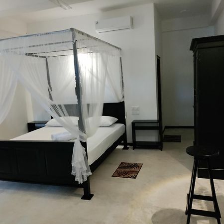 La Fiesta Bed & Breakfast Уелигама Стая снимка