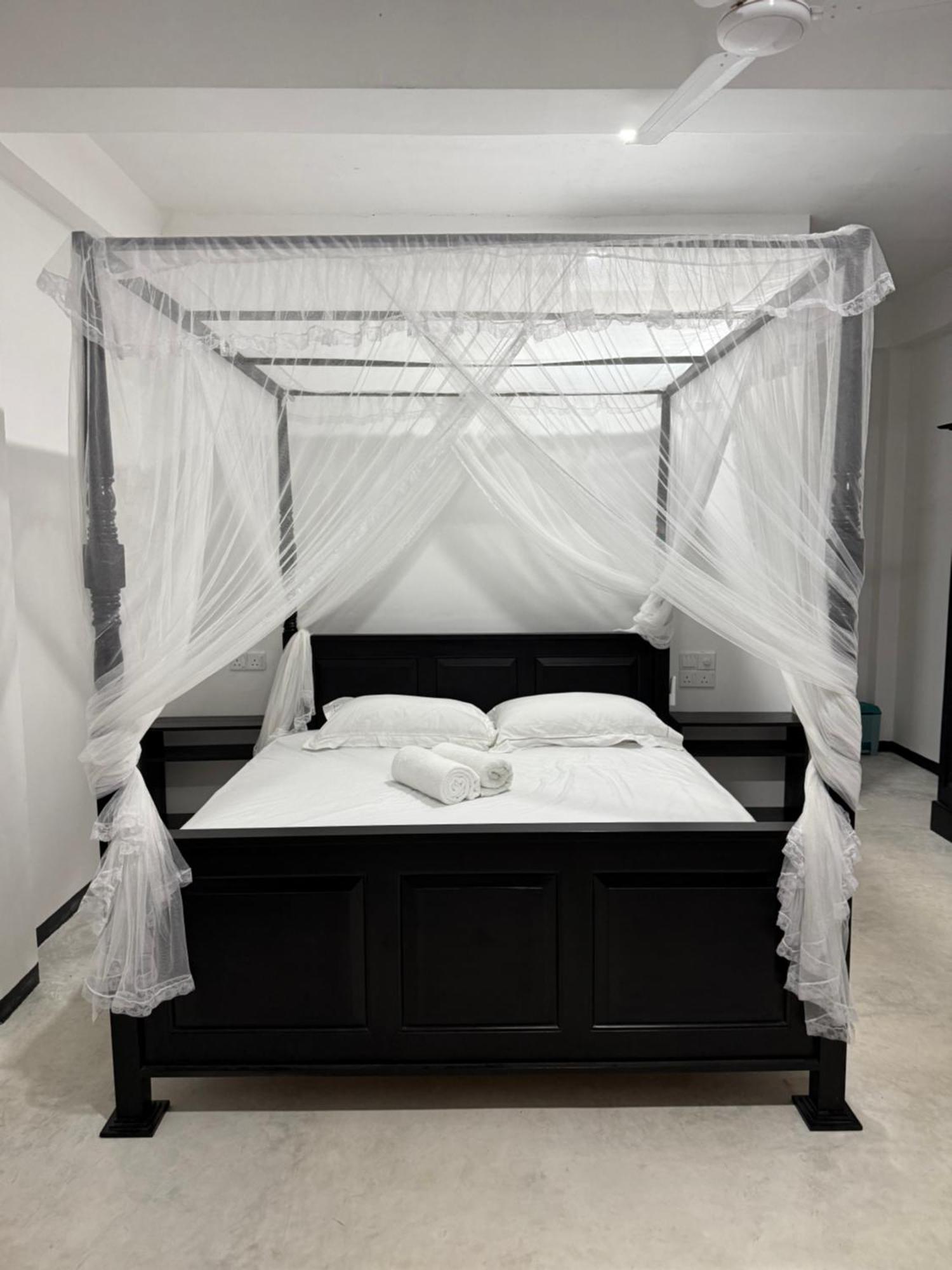 La Fiesta Bed & Breakfast Уелигама Екстериор снимка