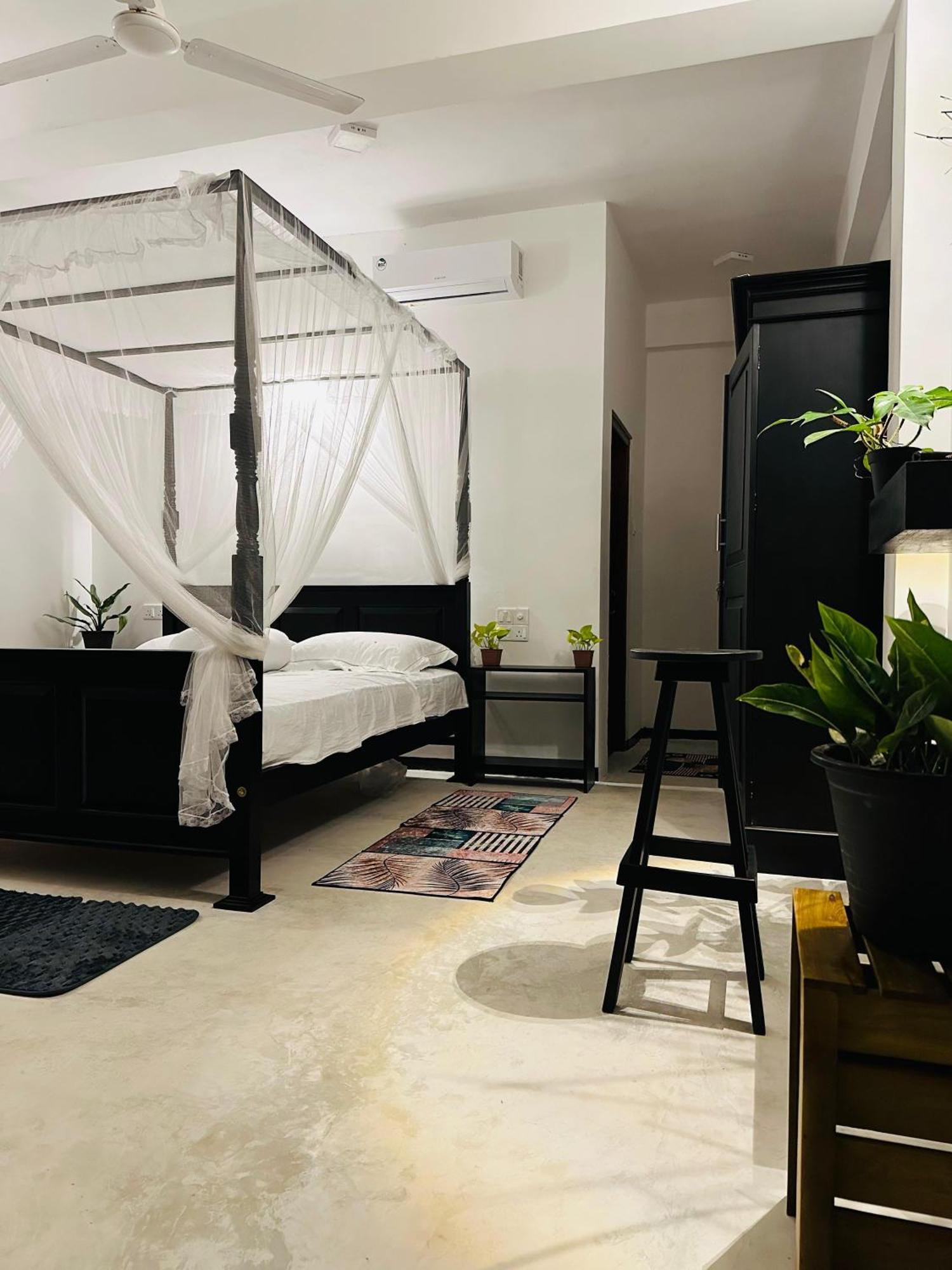 La Fiesta Bed & Breakfast Уелигама Екстериор снимка