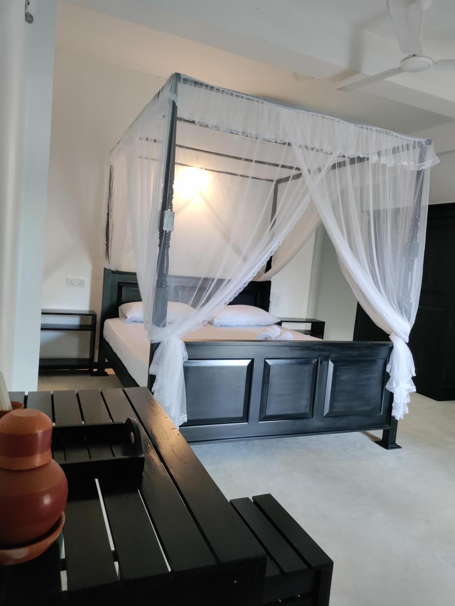 La Fiesta Bed & Breakfast Уелигама Стая снимка