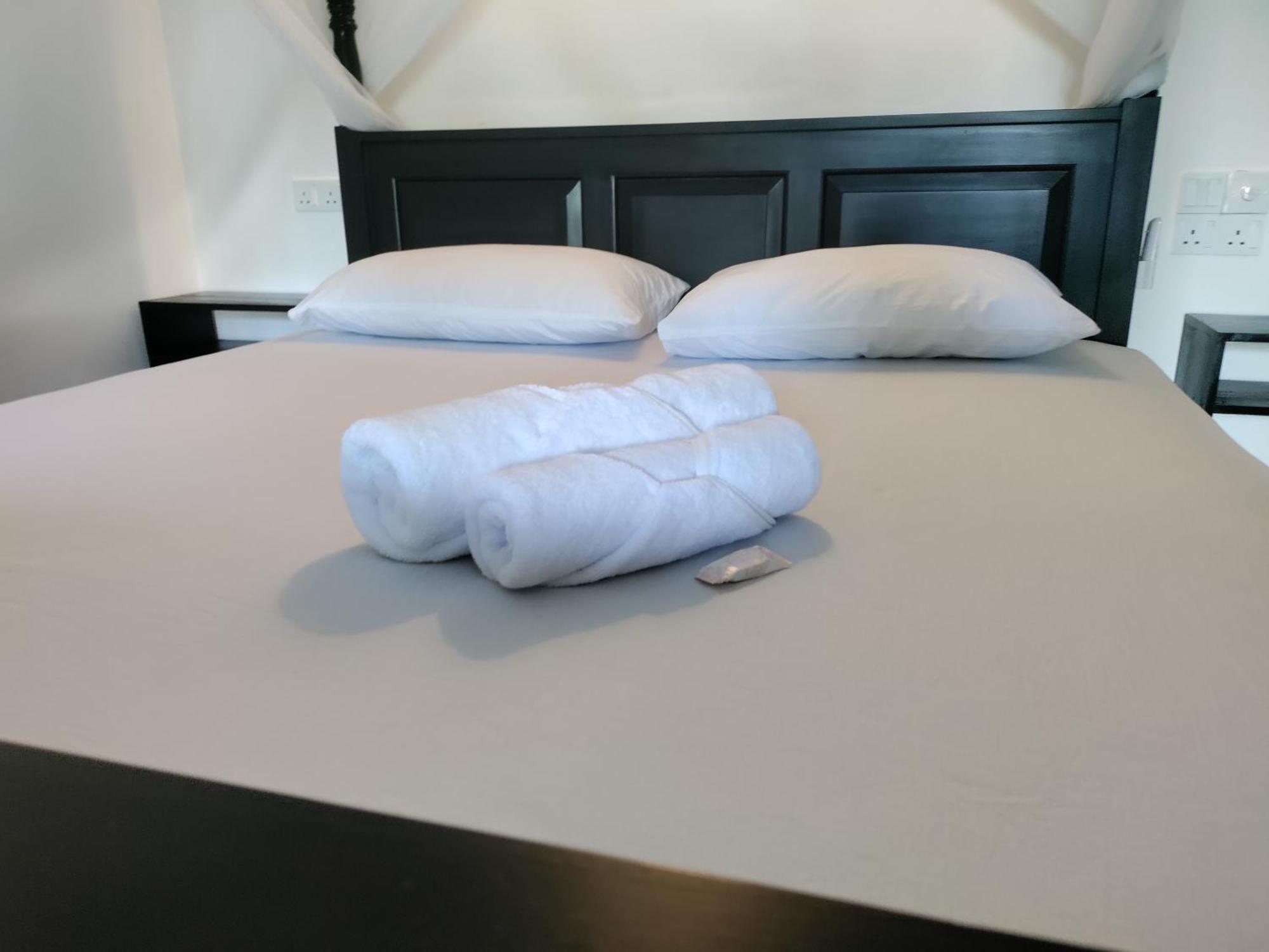 La Fiesta Bed & Breakfast Уелигама Стая снимка
