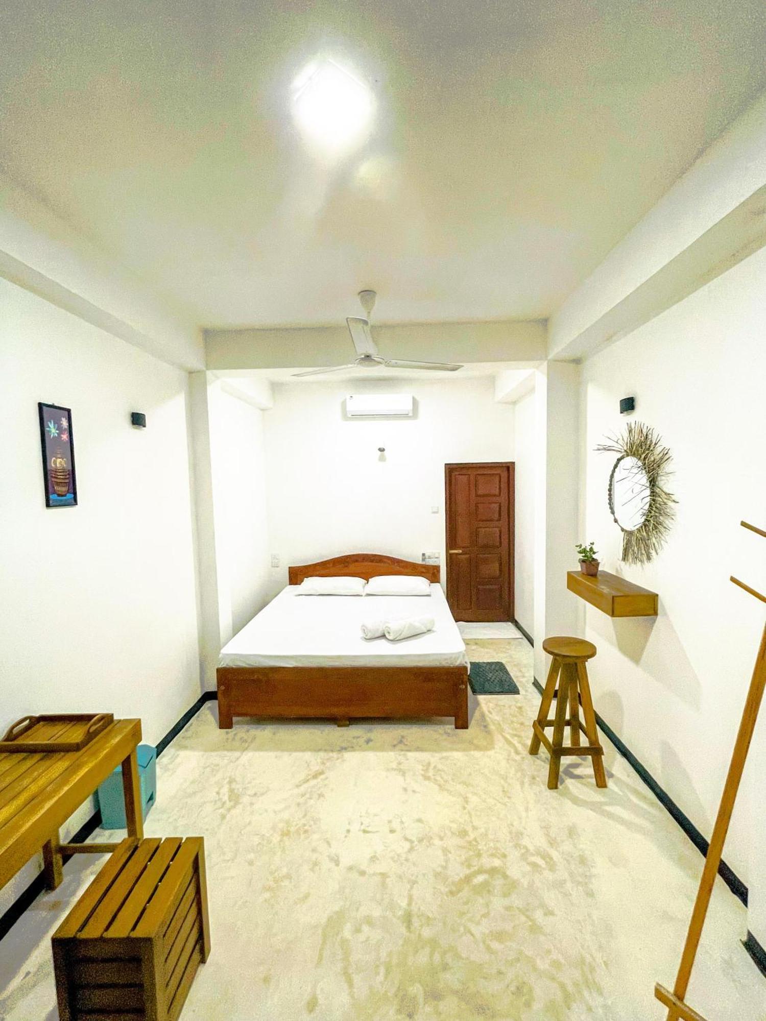 La Fiesta Bed & Breakfast Уелигама Стая снимка