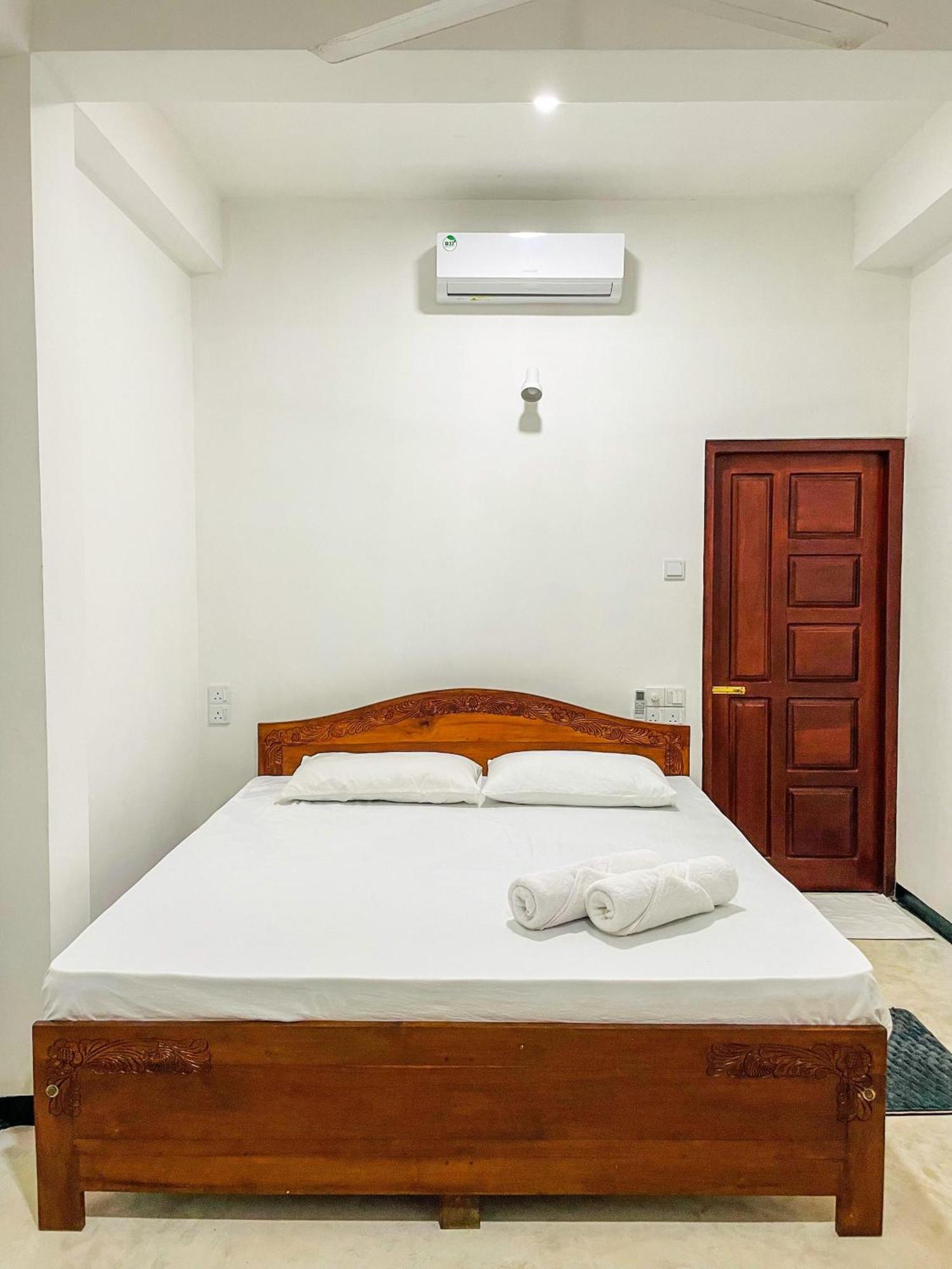 La Fiesta Bed & Breakfast Уелигама Стая снимка