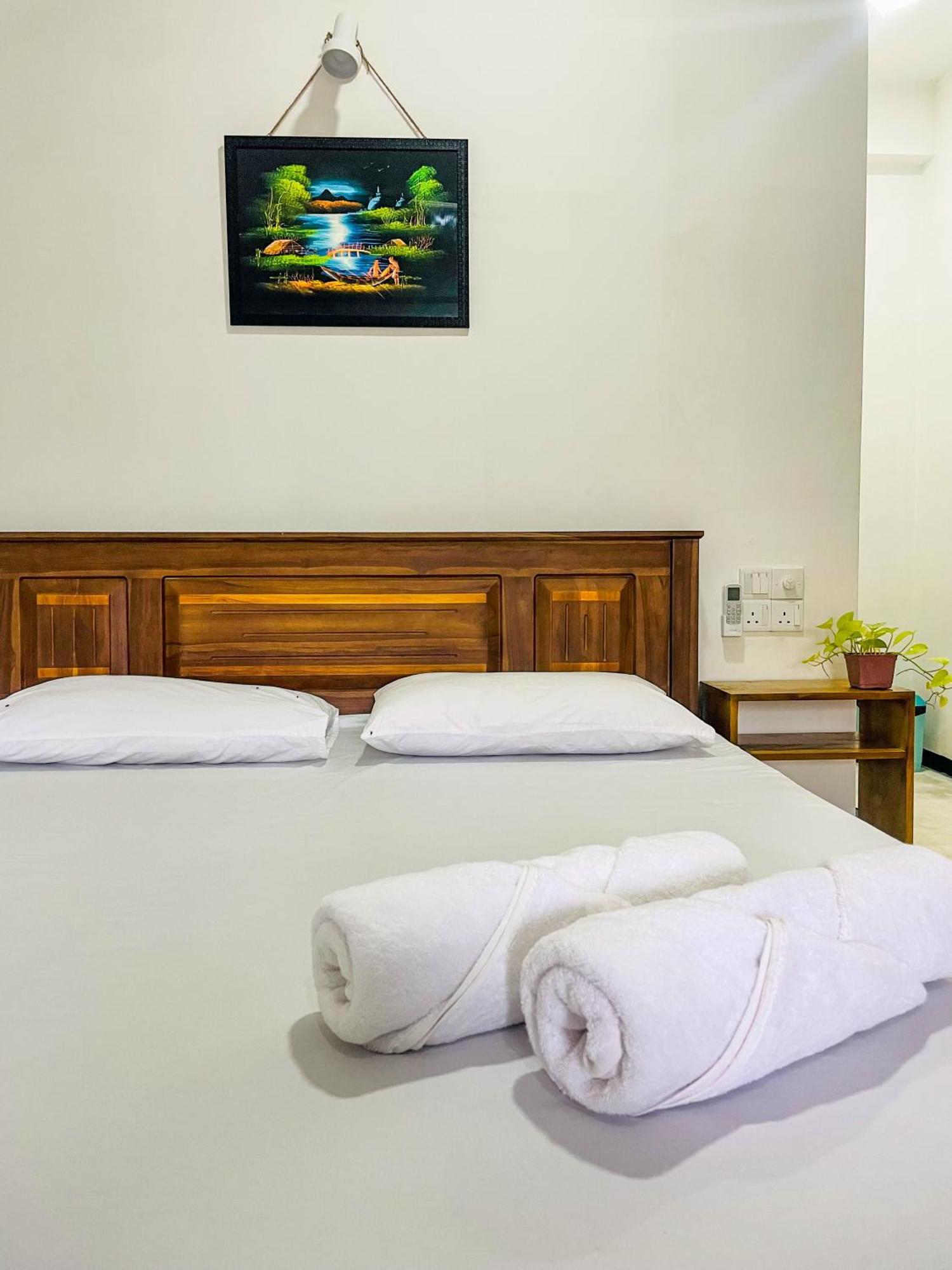 La Fiesta Bed & Breakfast Уелигама Екстериор снимка