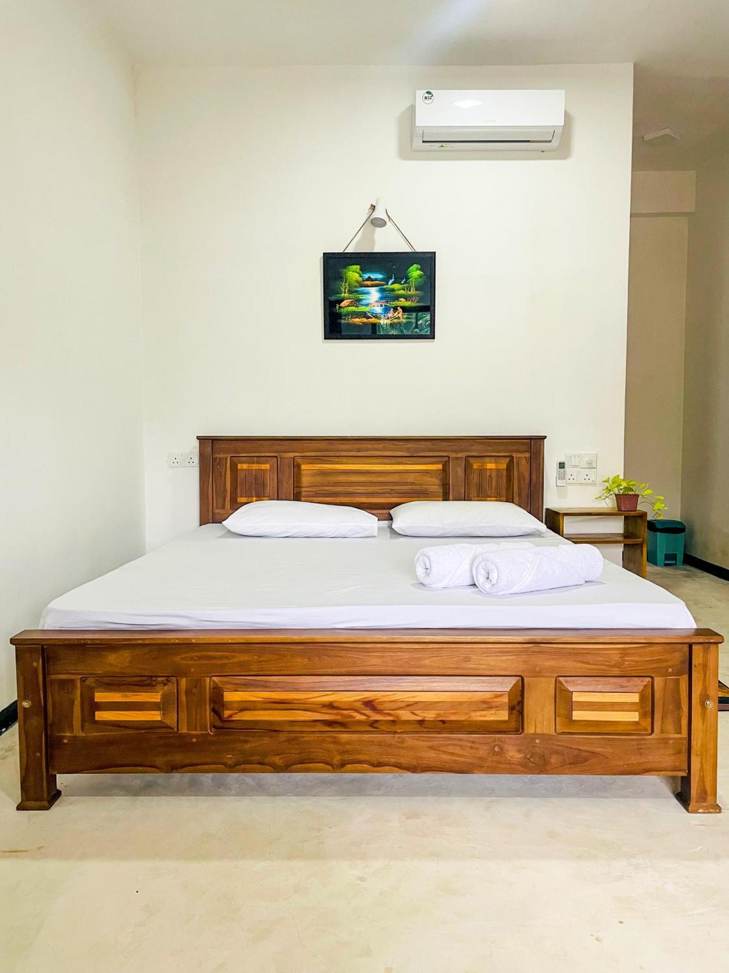 La Fiesta Bed & Breakfast Уелигама Екстериор снимка